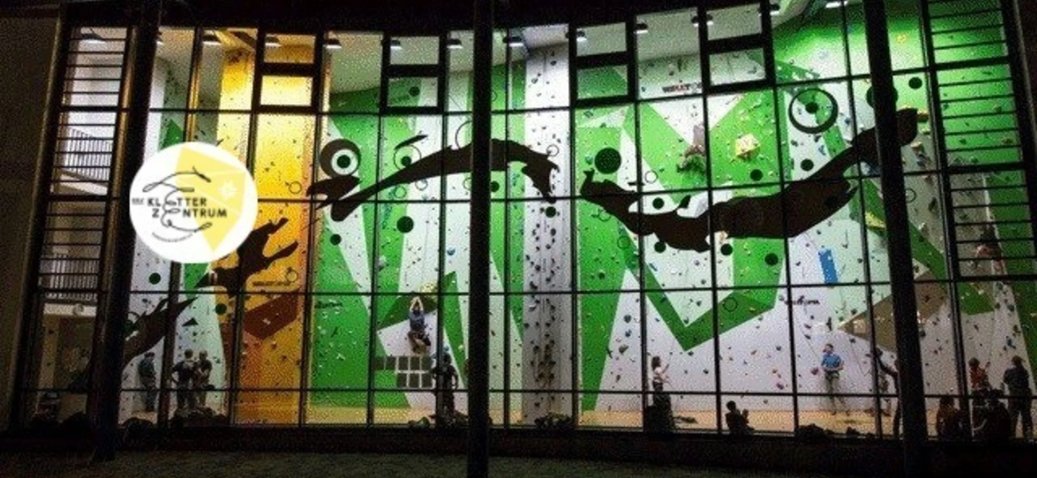 Logo der Kletterhalle mit Blick durchs Fenster | © DAV Karlsruhe