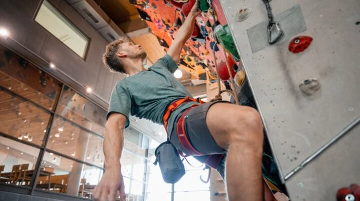 Großaufnahme: Ein Mann an einer Boulderwand | © DAV / Marisa Koch