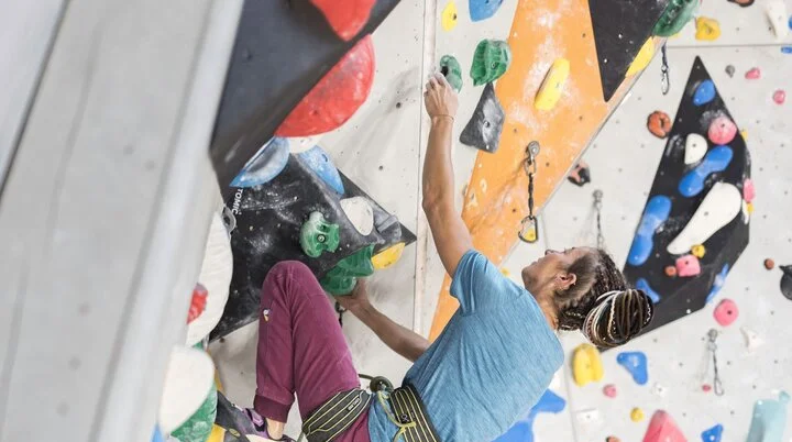 Eine Sportlerin klettert am Kletterturm hoch | © DAV / Jens Klatt