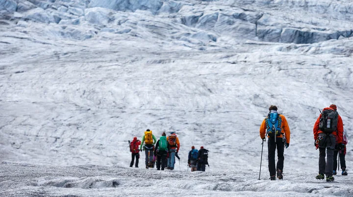 Eine Hochtourengruppe wandert über das Eisfeld über den Gepatschferner zur Rauhekopfhütte. | © DAV/Marco Kost