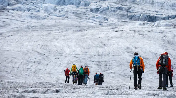 Eine Hochtourengruppe wandert über das Eisfeld über den Gepatschferner zur Rauhekopfhütte. | © DAV/Marco Kost