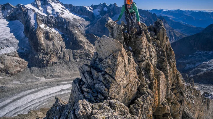 Ein Kletterer auf dem Nesthorn in den Berner Alpen | © DAV/Silvan Metz