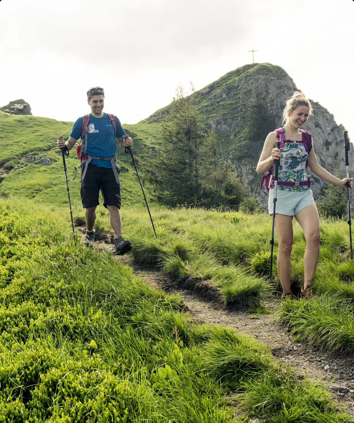 Zwei Wanderer auf den grünen Berghängen der Chiemgauer Alpen | © DAV/Hans Herbig