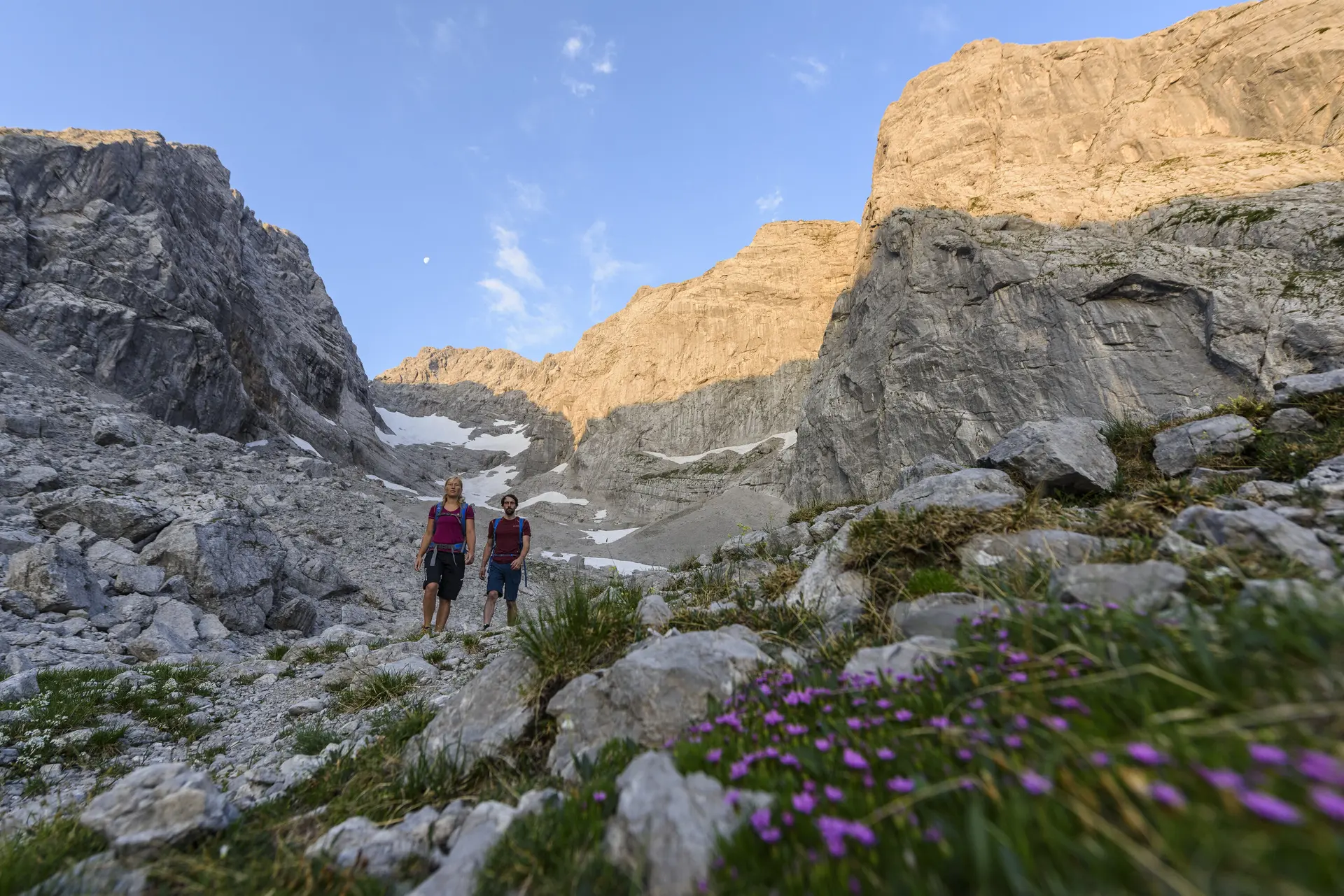 Zwei Wanderer wandern über ein Geröllfeld | © DAV/Wolfgang Ehn