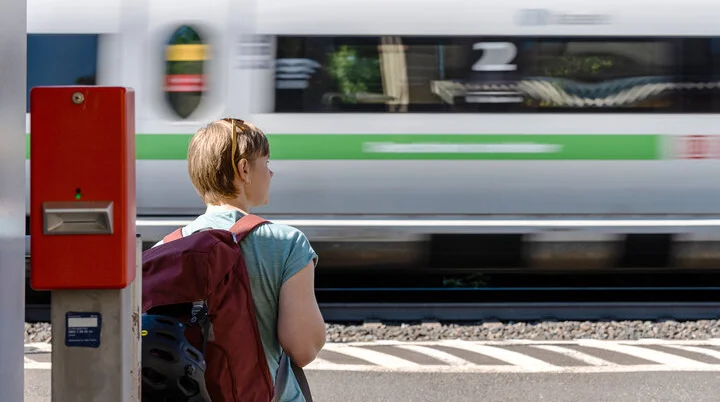 Mobil unterwegs: Eine Frau wartet am Bahnsteig auf den Zug | © DAV / Franz Güntner