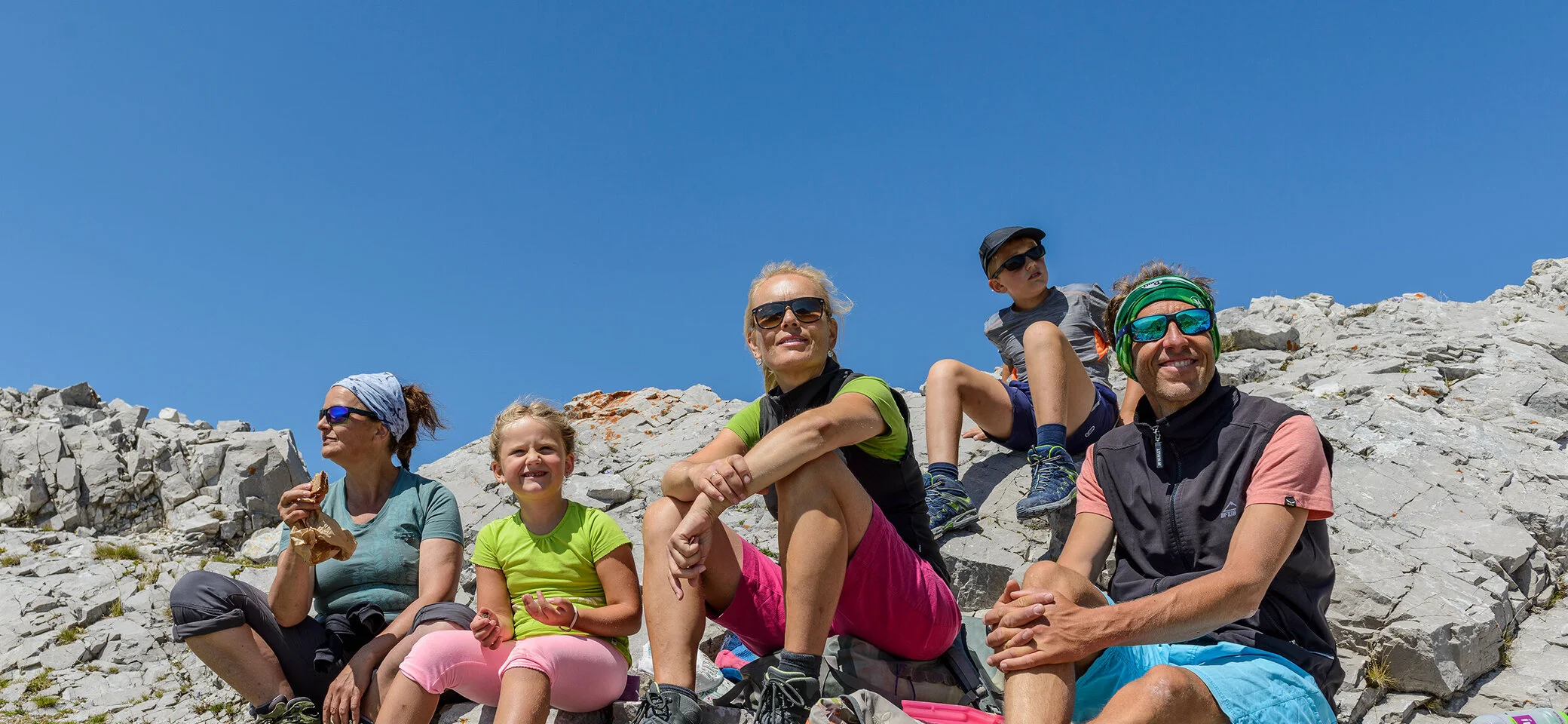 Eine Familie macht Mittagspause auf dem Berg | © DAV / Norbert Freudenthaler