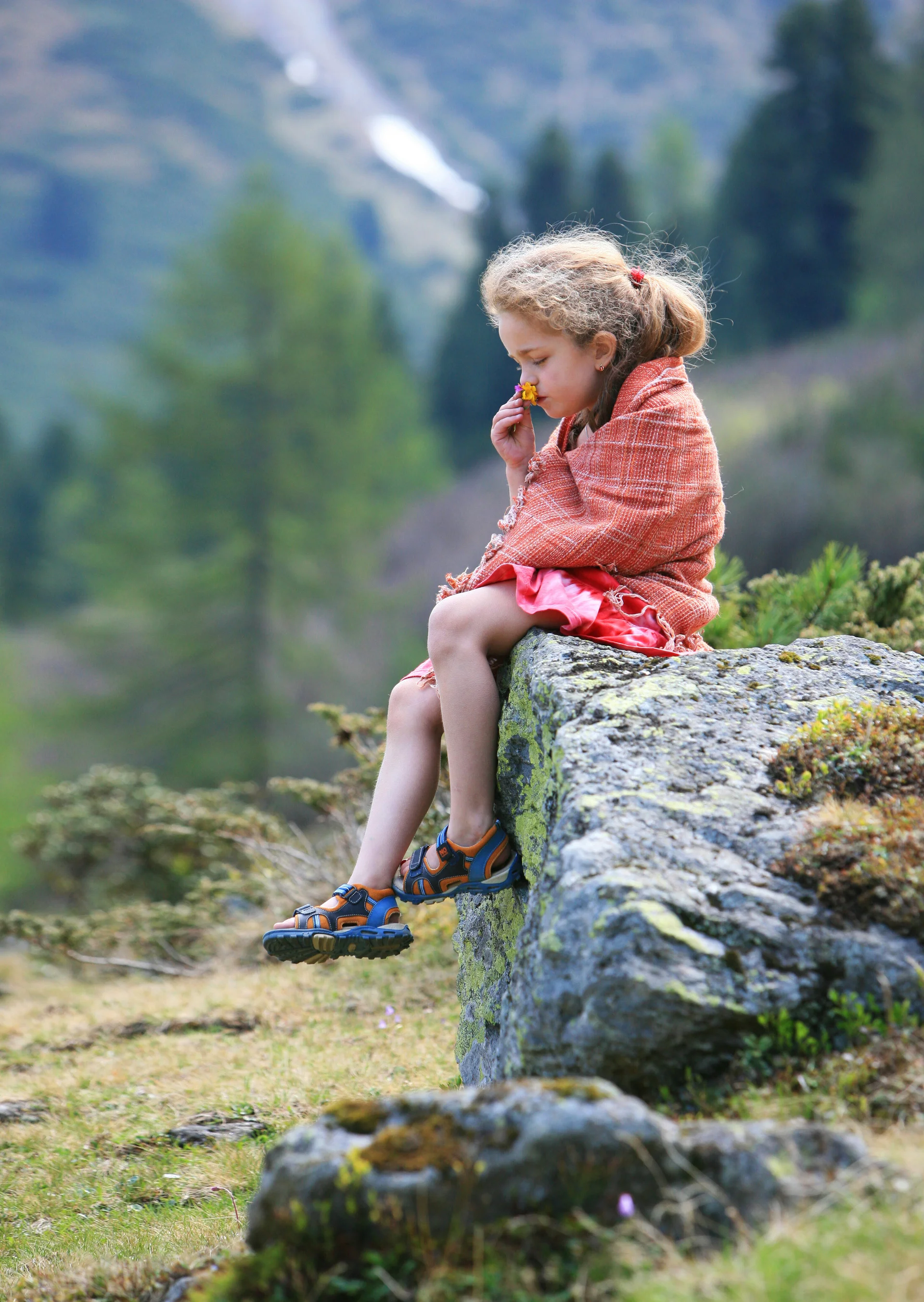 Ein Kind sitzt auf einem Felsen und wartet | © PantherMedia / Herby Meseritsch