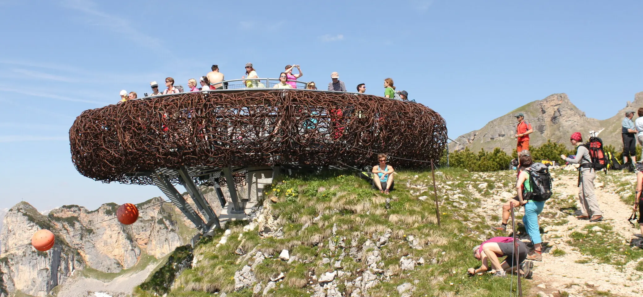 Auf dem 2.039 Meter hohen Gschöllkopf thront eine großzügige Aussichtplattform – sie sieht aus wie ein Adlerhorst | © DAV/Steffen Reich